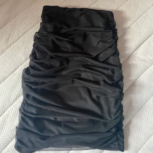 Kjol - SKIT SNYGG svart kjol som tyvär inte passar mig🖤 80kr och då ingår frakt , Skulle säga att st är xxs/xs