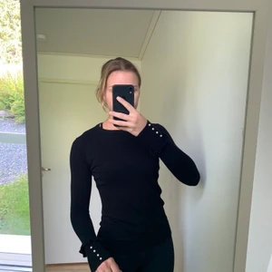 Tröja från zara  - Jättesöt tunn långärmad från zara med volanger och pärlor! Väldigt långa armar och lång i längden (sista bilden har jag vikt upp tröjan vid midjan) har även en likadan i cremevit/benvit färg hemma hos min mamma som jag säljer. Fint skick frakt ingår 