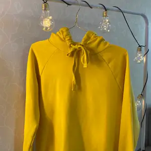 Snygg gul hoodie från ginatricot, fint skick. Allt som säljes tvättas innan det skickas iväg! Frakt tillkommer, betalningen sker via Swish.