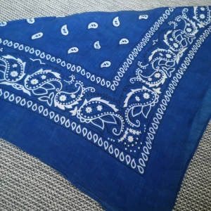Blå bandana  - En crip bandana. Kommer ej ihåg vart den är köpt. 
