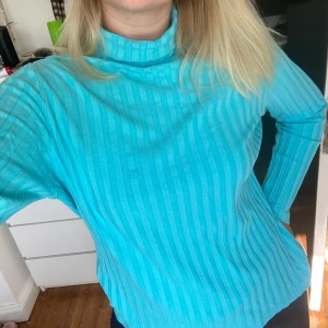 Second hand polotröja  - Superfin blå polotröja som jag köpt second hand! Knappt använd pga att den inte passar mig. Köparen står för frakt