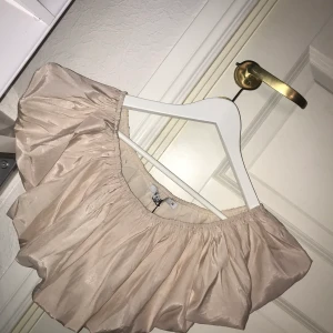 Nakd topp - Helt ny, ass snygg! Ligger fint på, tycker den passar både xs och s!