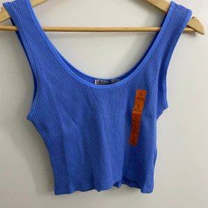 Linne - Ett super fint blått linne som är lite kortare med en U-ringning, helt oanvänd . Stl L (sitter som en M) 