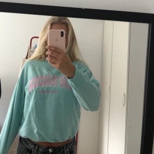 Collagetröja  - En turkos collegetröja köpt i san fransisco, storlek S men skulle säga att det är ganska liten i storleken. 