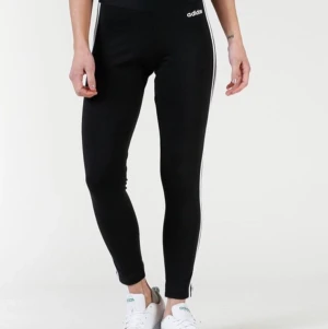 Adidas tights - Ett par Adidasbyxor som tyvärr är för små. Detta är den äldre modellen. Frakt ingår inte i priset :)