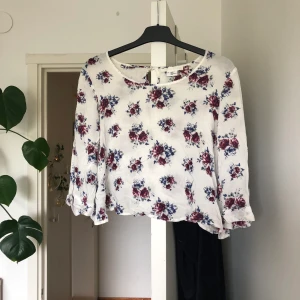 Topp från Urban Outfitters - Topp från Urban Outfitters, lite kortare i modellen med 3/4-ärmar. Superfint tyg! Köparen står för ev fraktkostnad ✨