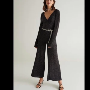 Byxdress från Gina Tricot - Byxdress från Gina Tricot, storlek 36. Obs första bilden är för att visa passform: den jag säljer är helsvart! Köparen står för ev fraktkostnad 🧡