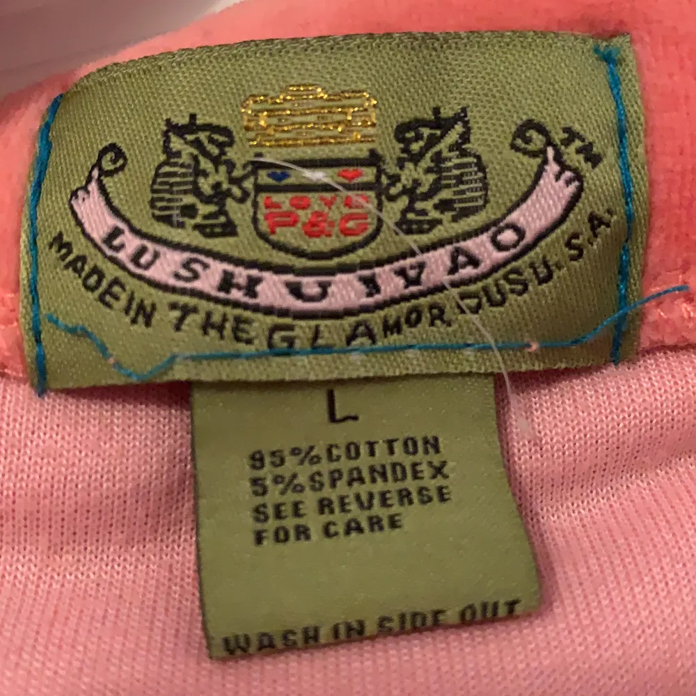 En rosa juicy couture hoodie i okej skick därav priset (köpt för runt 1000kr). Däremot är det barnstorlek vilket skulle passa en från 155-165cm (se bild 3. Pris kan diskuteras och frakten ingår inte i priset.  Skriv för intresse.. Hoodies.