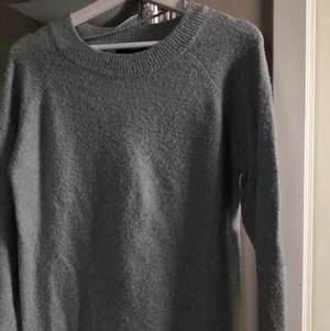 VERO MODA - En grå stickad tröja. Den är använd men ändå ganska bra skick och jätte skön. Köpt för 149kr FRAKT: 40kr.                                     DU BESTÄMMER PRISET SJÄLV OM DE ÄR ÖVER 25KR  