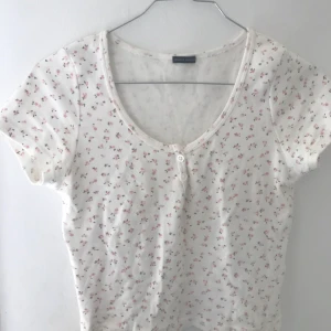 brandy melville topp - riktigt fin topp från brandy melville. använd fåtal gånger så fint skick. det är one size men den är väldigt stretchig så passar dom flesta skulle jag tro. köparen står för frakten 💕