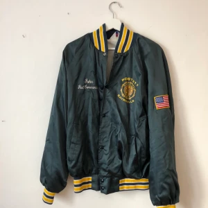 Vintage bomberjacka - Litet hål i ena armhålan, men i övrigt gott skick. Storlek XL men sitter som M.