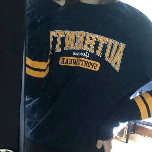 Sweatshirt  - (HÄLFTEN AV PENGARNA GÅR TILL CANCERFONDEN pga att jag vill va med och stötta detta så om du också vill det..) En strl S sweatshirt, bra material och aldrig använd. Säljs för 110kr då frakten ingår i priset . 