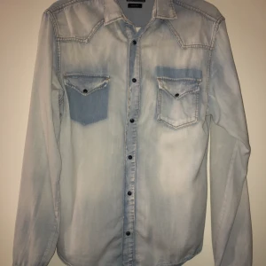 Jeans skjorta - Zara - ⚪️Använts ett fåtal gånger  ⚪️ gott skick