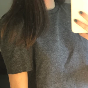 Fin topp  - Jag säljer den här gråa tröjan som är helt oanvänd, den har tyvärr aldrig kommit till användning! Den är i storlek S och har en fin passform! Frakt 22kr (total 97kr) 🤍