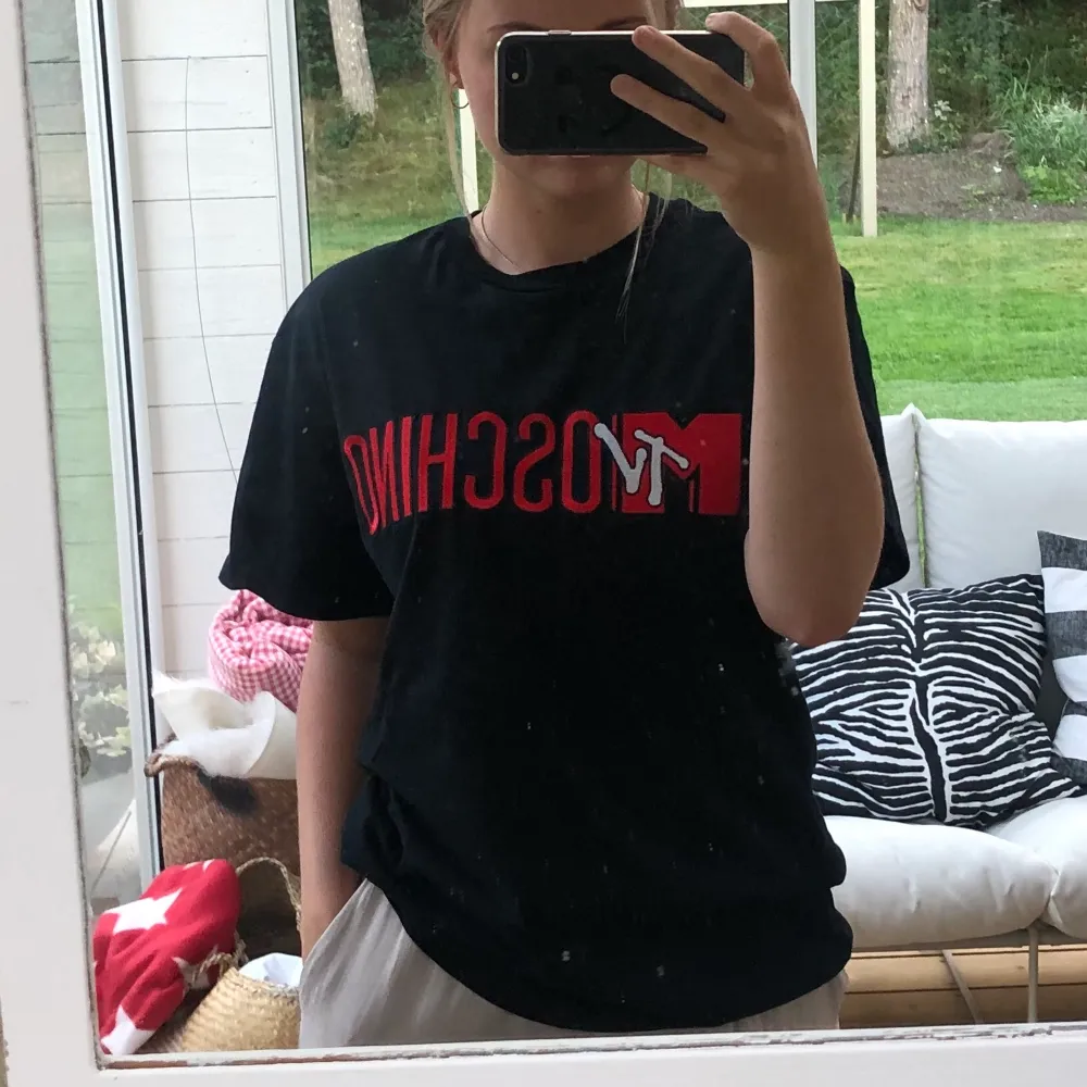 Asball hm x moschino t-shirt!!! Såldes slut snabbt, superfint skick. Storlek xs herr, lite oversized på mig som har S i damstorlek. Köpare står för frakt<3. T-shirts.