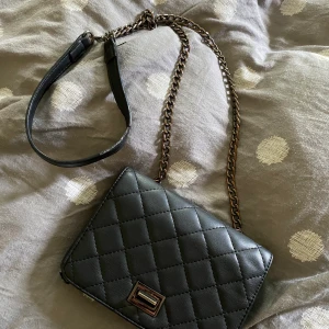 Rymlig handväska  - Använt skick! Får plats med Tangle teezer, PowerBank, laddare, mobil, kort etc