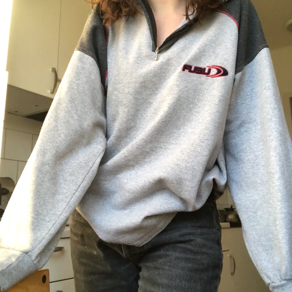 en grå sweatshirt från Fubu, möts upp i stockhom eller postar men då kostar frakt extra!. Tröjor & Koftor.