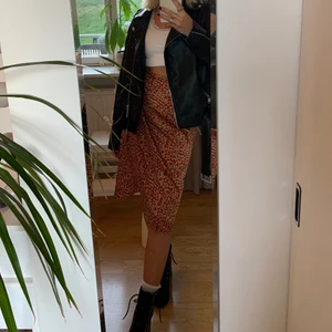 Leopardmönstrad kjol - Leopardmönstrad kjol i rött och guld, likandan som den svartvita fast andra färger :)