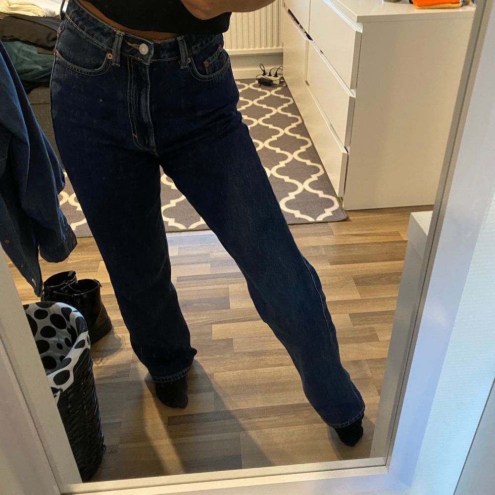 Säljer mina weekday jeans i modellen rowe, dem är endast testade. Hittar inte kvittot det är därför jag säljer dem. Priset går att diskutera. Frakt tillkommer💕. Jeans & Byxor.