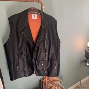 Skinnväst  - Skinn/Bikerväst från märket Collusion som finns på Asos. Har använt denna 1 gång så den är i helt nytt skick. Storlek M men passar även större då den är oversize