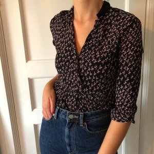 Blus/klänning - Jättefin klänning från NoaNoa🌼 nästan aldrig använd, kan användas som blus till byxor. Är tyvärr för liten 