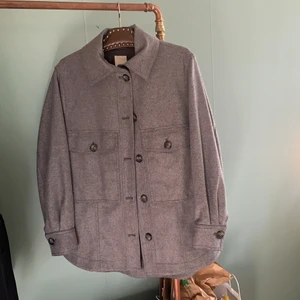 Grå Skjortjacka  - Helt och hållet toppenskick! -Knappt använd, Från H&M 