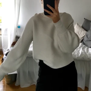 Mysig stickad tröja från Zara - Vit jättemysig stickad tröja från Zara som tyvärr inte kommer till användning. Ganska tungt och härligt material!