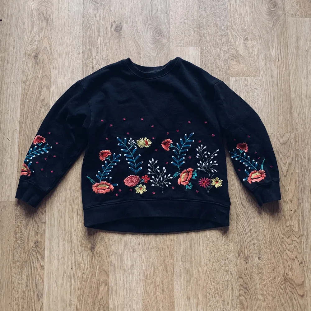 Säljer en svart Sweatshirt med blomtryck från Zaras barnavdelning i storlek 140 men passar ca. Nästan helt oanvänd. 100kr (+ frakt som köparen står för) . Tröjor & Koftor.