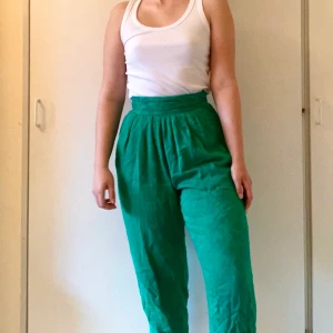 Gröna vintagebyxor - Gröna vintagebyxor. Lite lätt blommig tyg. Har ingen storlek men skulle säga att de passar en XS. Obs: Dessa byxor är ordentligt använda, därav lågt pris. Frakt: 66 kr. Hör gärna av dig om du är intresserad!☺️