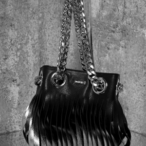 Kenzas Ivyrevel twist chain bag - Helt oanvänd väska från Kenza, Ivyrevel. Köpt för 850kr, säljer billigt då jag aldrig har använt den och vill få plats för annat. Kvitto finns.