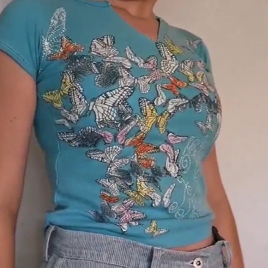 T-shirt med fjärilar på strl xs/s. Frakt tillkommer. . Toppar.