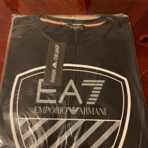 En helt ny T-shirt Storlek M - En helt ny T-shirt 