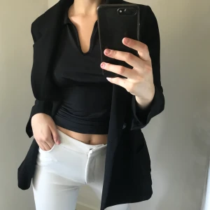 Svart kavaj - Säljer denna sjukt snygga svarta kavaj😍😍 storlek 38 och den går även att stänga som man kan se på den sista bilden🤩