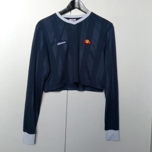  - Långärmad tröja från ellesse, strl 10 ca 38, kort i modellen. Materialet är lätt randigt och ungefär som en klassisk träningströja