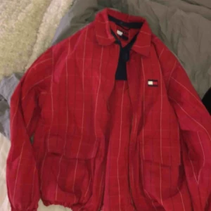  - Tommy hilfiger jacka Kan skicka bättre bilder haha! Retro och unik! Pris är diskutabelt  Ett kap❤️