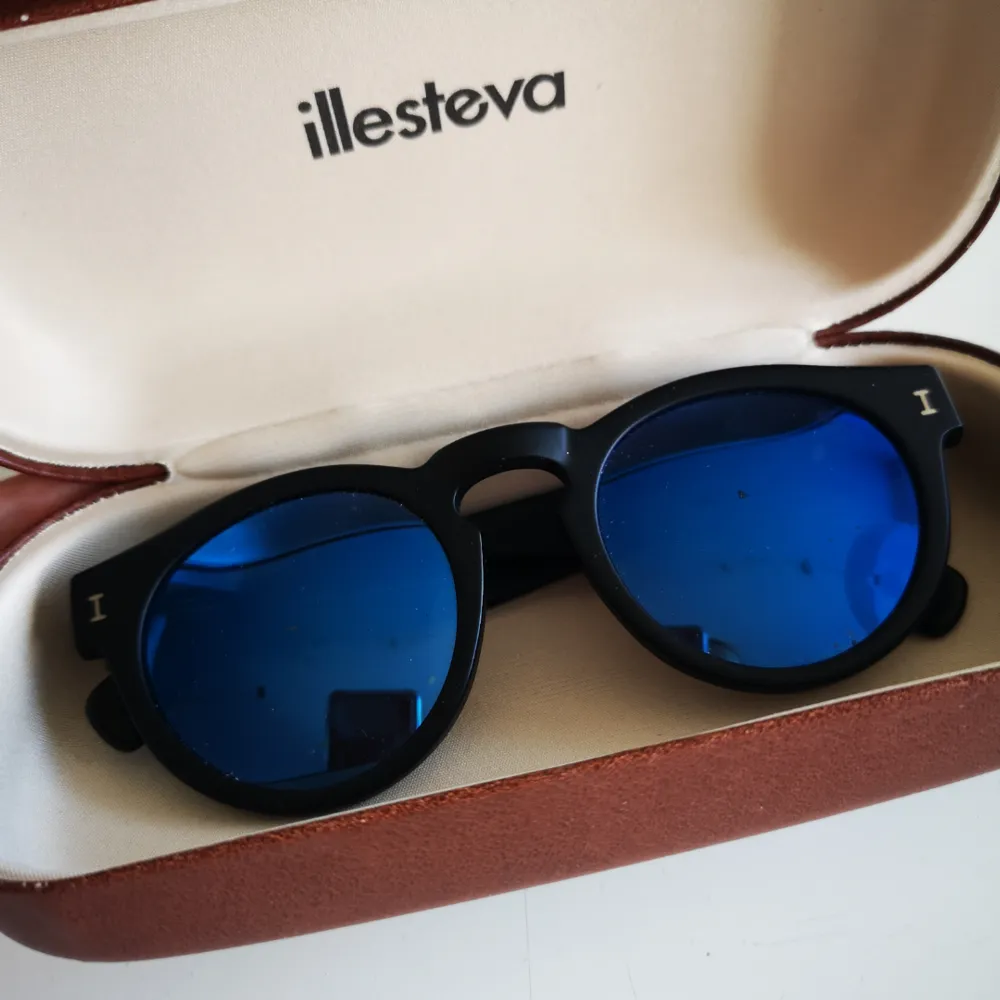 Superfina glasögon från illesteva, handgjorda i Italien. Svart matta bågar med blått spegelglas. Nypris 1700kr   . Accessoarer.