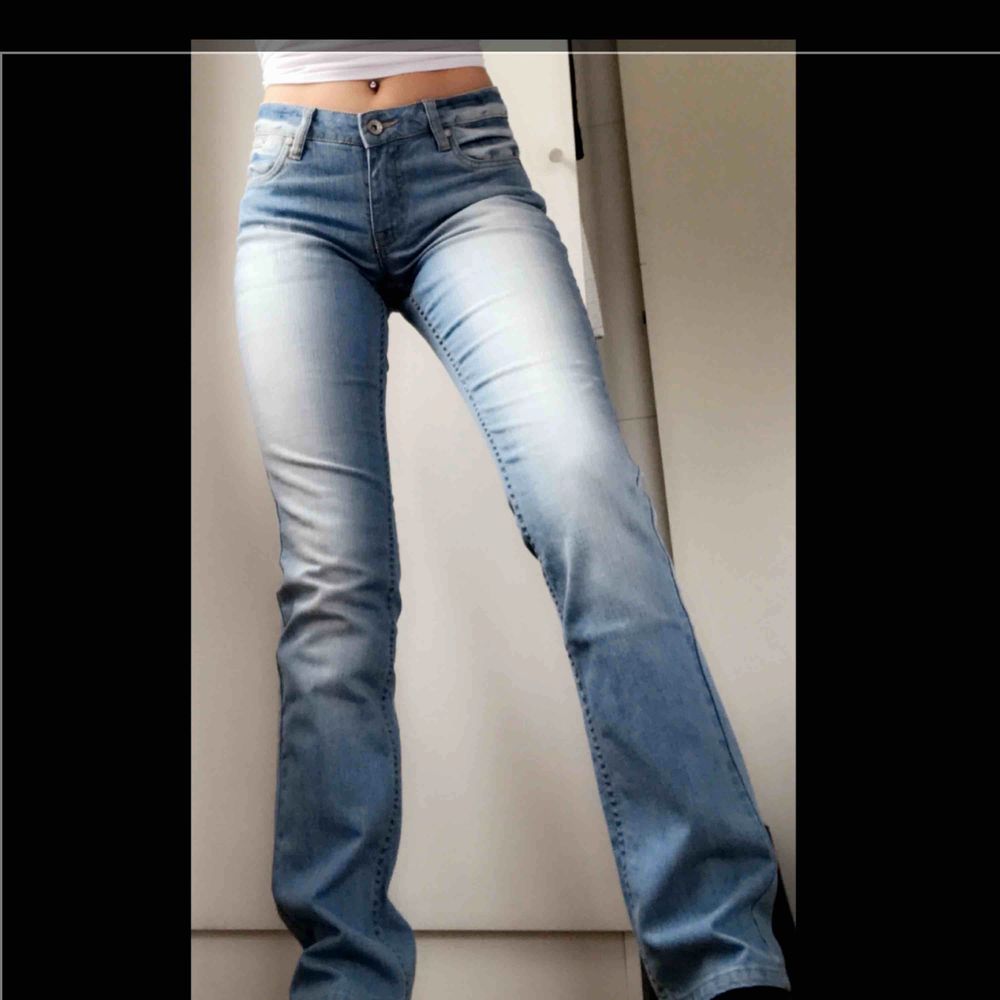 Helt nya bootcut jeans, bara testade. Säljs pga för långa! :)  Köpare står för frakt Nypris 450kr. Jeans & Byxor.
