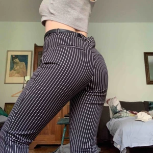  - 👖Designerbyxor!👖150kr. Från H&M. Storlek: 42 (men sitter snyggt med åtsittande skärp) Finns att hämta i Lund eller Malmö i Skåne, annars ingår frakt 💖