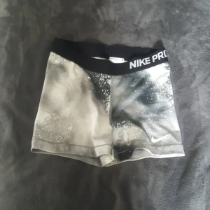  - Nike träningsshorts stl M i rymd grå Vid köp av flera kläder så kan man få billigare paketpris Köparen står för frakten