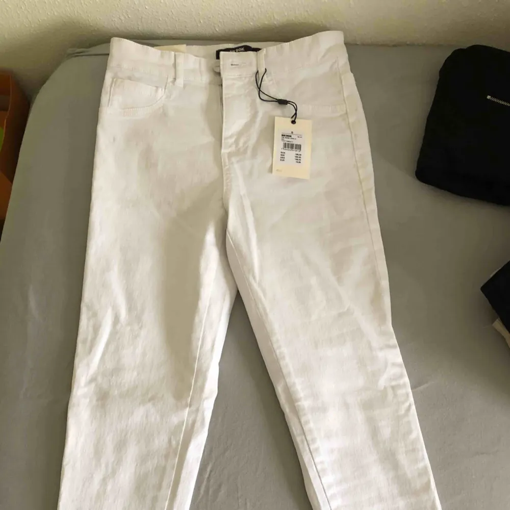 Oanvända ”Anna High A” vita högmidjade jeans från BikBok. Köpt för 199 säljes för 75.   Kan mötas upp i Malmö/Lund, annars står köparen för frakt! . Jeans & Byxor.