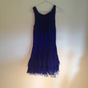 Blå klänning med resår i midjan. Från zara - Blå klänning med resår i midjan. Från zara