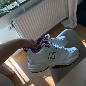  - New Balance sneakers i modellen 608. Helt nya och oanvända i båda färgerna! Retro modell som kom ut nyligen, så fin till sommaren!   Säljes pga för stora 