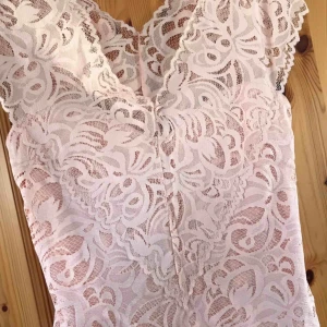  - Superfint linne/topp i storlek 42. Oanvänd. Skriv för bättre bilder💗