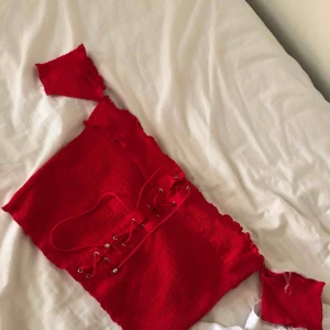  - Söt röd topp, storlek L men lite tight i ärmarna för en L