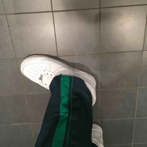  - Coola mörkgröna byxor med rand. Från monki!! Möts gärna i Malmö. Frakt 30kr!!