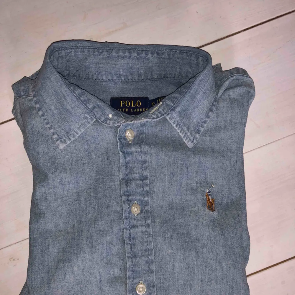 Ralph lauren jeansskjorta använd ett fåtal gånger men så gott som ny! Kommer inte till användning längre därför säljer jag den! Nypris: 999kr . Skjortor.