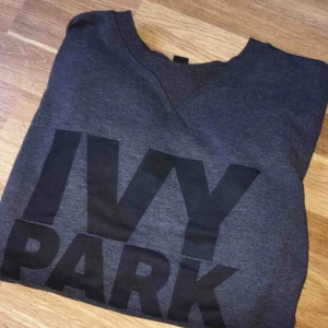 - grå IVYPARK tröja, köparen står för frakten. 