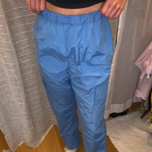  - Secondhand cargobyxor som har nyinsatt stretch i midjan som passar en S möjligtvis M, byxorna är från myrornas. Aldrig använda av mig och helt felfria💞