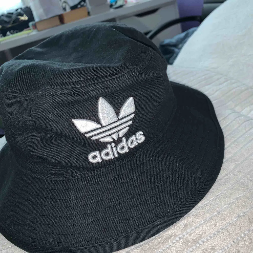 Adidas originals bucket hat! Skriv för fler bilder. Accessoarer.