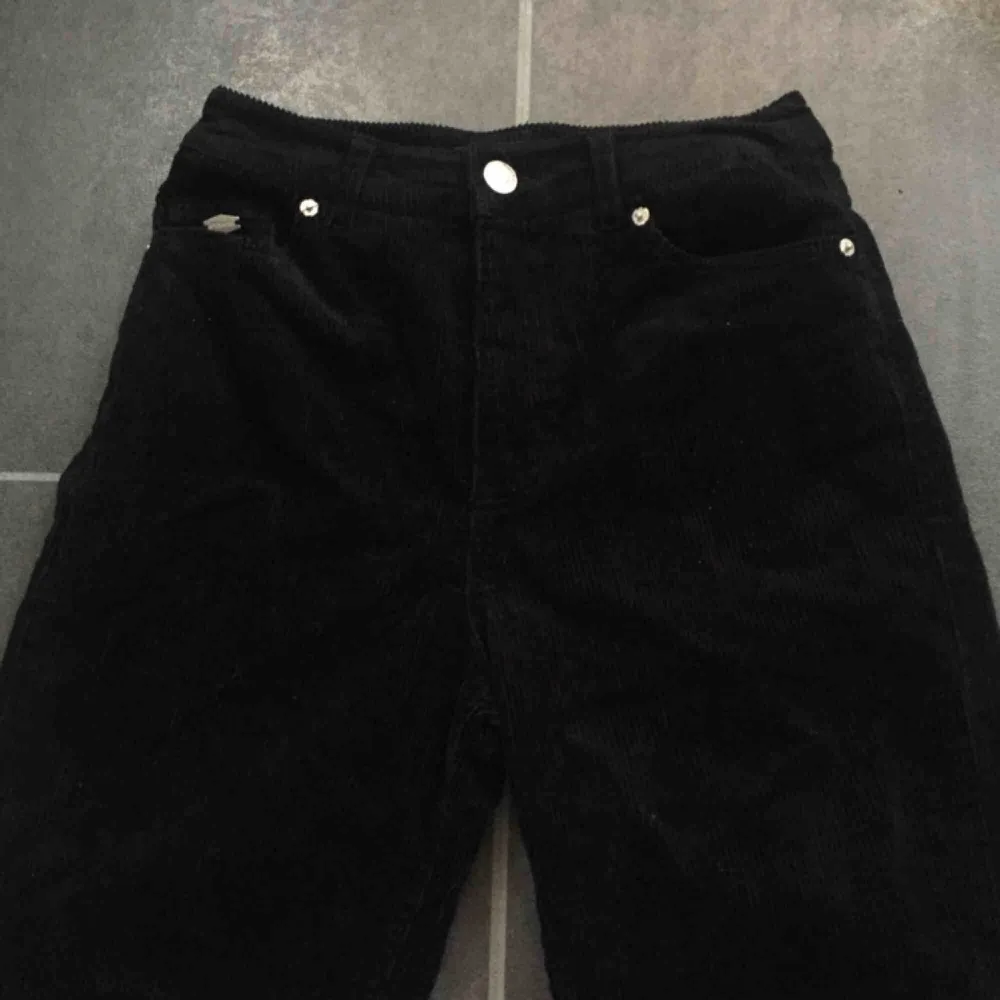 Säljer dessa mom jeans i Manchester material då de aldrig används. De är i ett väldigt skönt material och i bra skick då jag bara har testat de. Passar någon xs-s, frakt kostar 30kr, minns ej var de är ifrån . Jeans & Byxor.